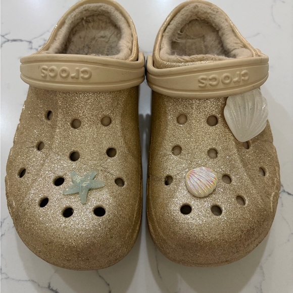 CROCS Other - CROCS Kids Gold Glitter Clogs with Sea shell jibbitz size 2(J)